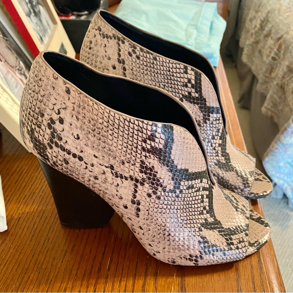 Vince Camuto Andrita Snakeskin Plunge Cut Stacked Heel Booties Size 8.5 - Picture 5 of 13